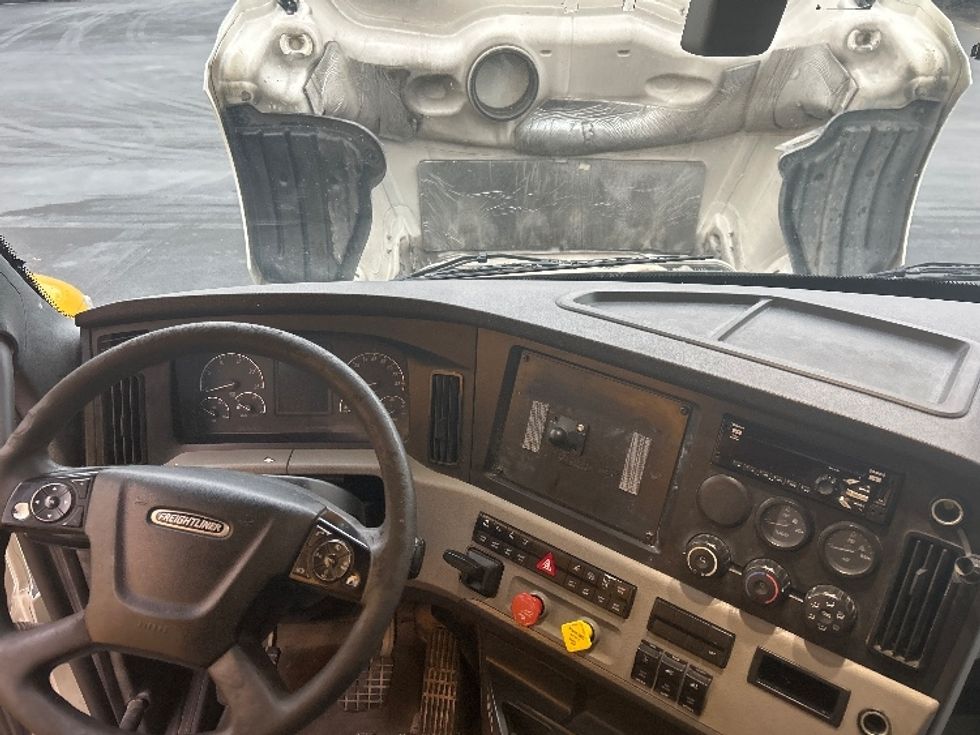 Sleeper Tractor-Heavy Duty Tractors-Freightliner-2020-T12664ST-Louisville-KY-781,577\n\t\tmiles-$ 34,000 - Image 12