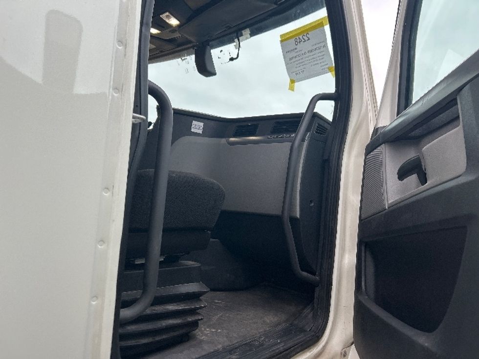 Sleeper Tractor-Heavy Duty Tractors-Freightliner-2020-T12664ST-Louisville-KY-781,577\n\t\tmiles-$ 34,000 - Image 13