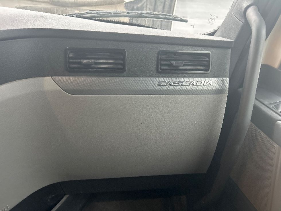 Sleeper Tractor-Heavy Duty Tractors-Freightliner-2020-T12664ST-Louisville-KY-781,577\n\t\tmiles-$ 34,000 - Image 14