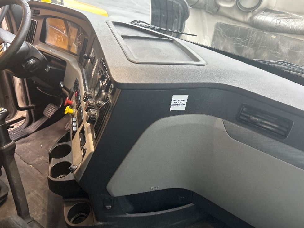 Sleeper Tractor-Heavy Duty Tractors-Freightliner-2020-T12664ST-Louisville-KY-781,577\n\t\tmiles-$ 34,000 - Image 15