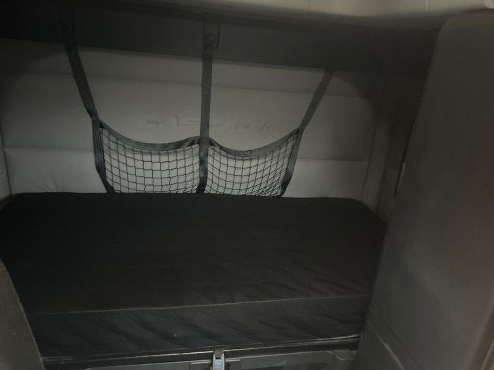 Sleeper Tractor-Heavy Duty Tractors-Freightliner-2020-T12664ST-Louisville-KY-781,577\n\t\tmiles-$ 34,000 - Image 16