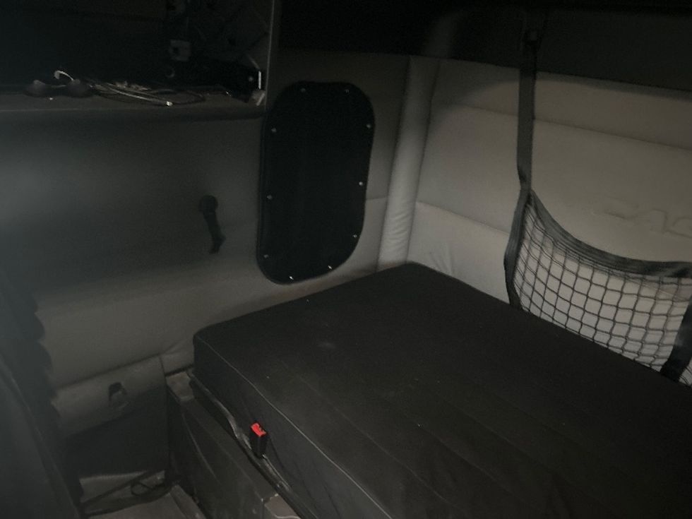 Sleeper Tractor-Heavy Duty Tractors-Freightliner-2020-T12664ST-Louisville-KY-781,577\n\t\tmiles-$ 34,000 - Image 19