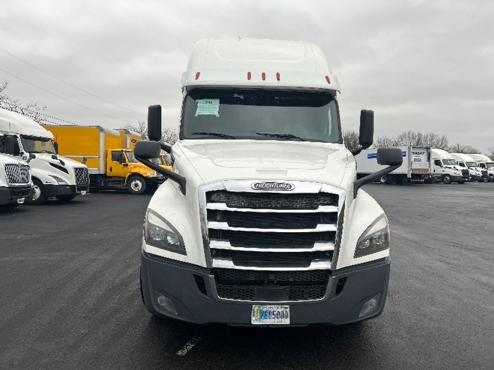 Sleeper Tractor-Heavy Duty Tractors-Freightliner-2020-T12664ST-Louisville-KY-781,577\n\t\tmiles-$ 34,000 - Image 2