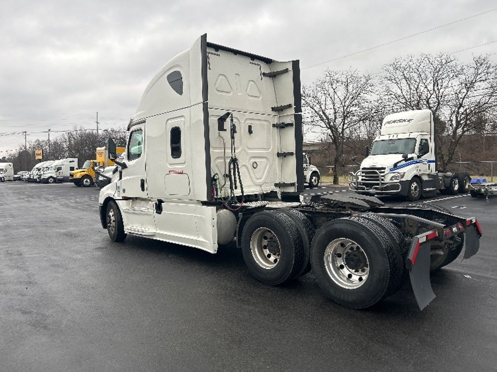 Sleeper Tractor-Heavy Duty Tractors-Freightliner-2020-T12664ST-Louisville-KY-781,577\n\t\tmiles-$ 34,000 - Image 5