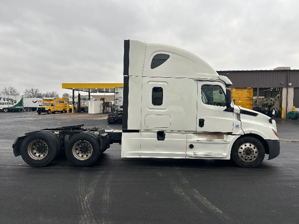 Sleeper Tractor-Heavy Duty Tractors-Freightliner-2020-T12664ST-Louisville-KY-781,577\n\t\tmiles-$ 34,000 - Image 8