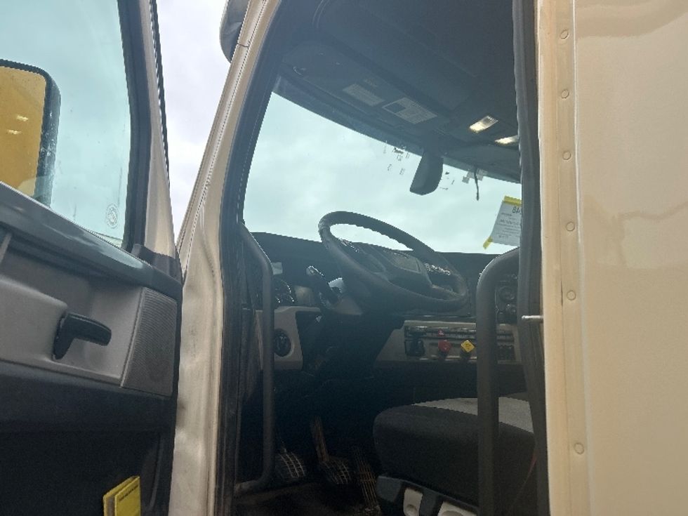 Sleeper Tractor-Heavy Duty Tractors-Freightliner-2020-T12664ST-Louisville-KY-781,577\n\t\tmiles-$ 34,000 - Image 9