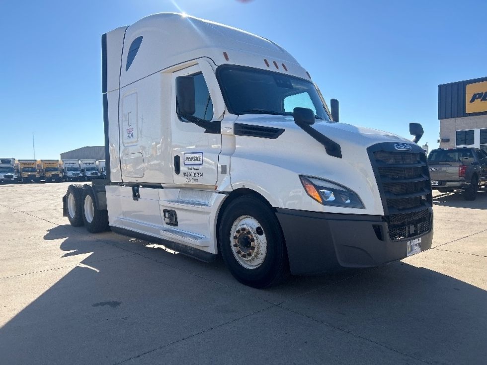 Sleeper Tractor-Heavy Duty Tractors-Freightliner-2020-T12664ST-Lubbock-TX-469,584\n\t\tmiles-$ 72,500 - Image 1