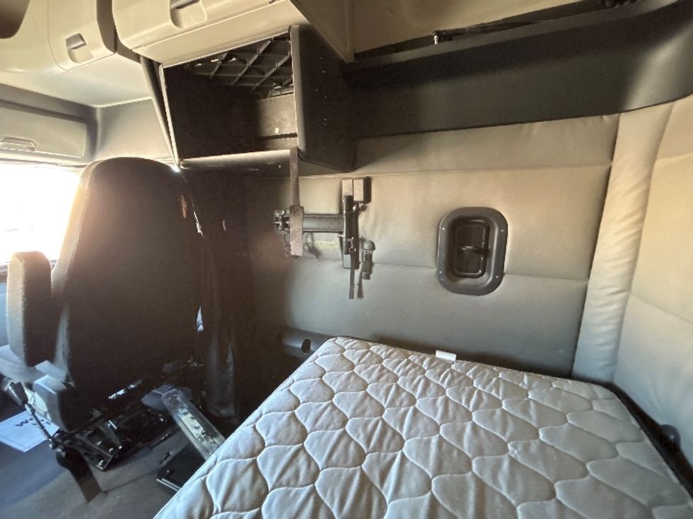 Sleeper Tractor-Heavy Duty Tractors-Freightliner-2020-T12664ST-Lubbock-TX-469,584\n\t\tmiles-$ 72,500 - Image 19