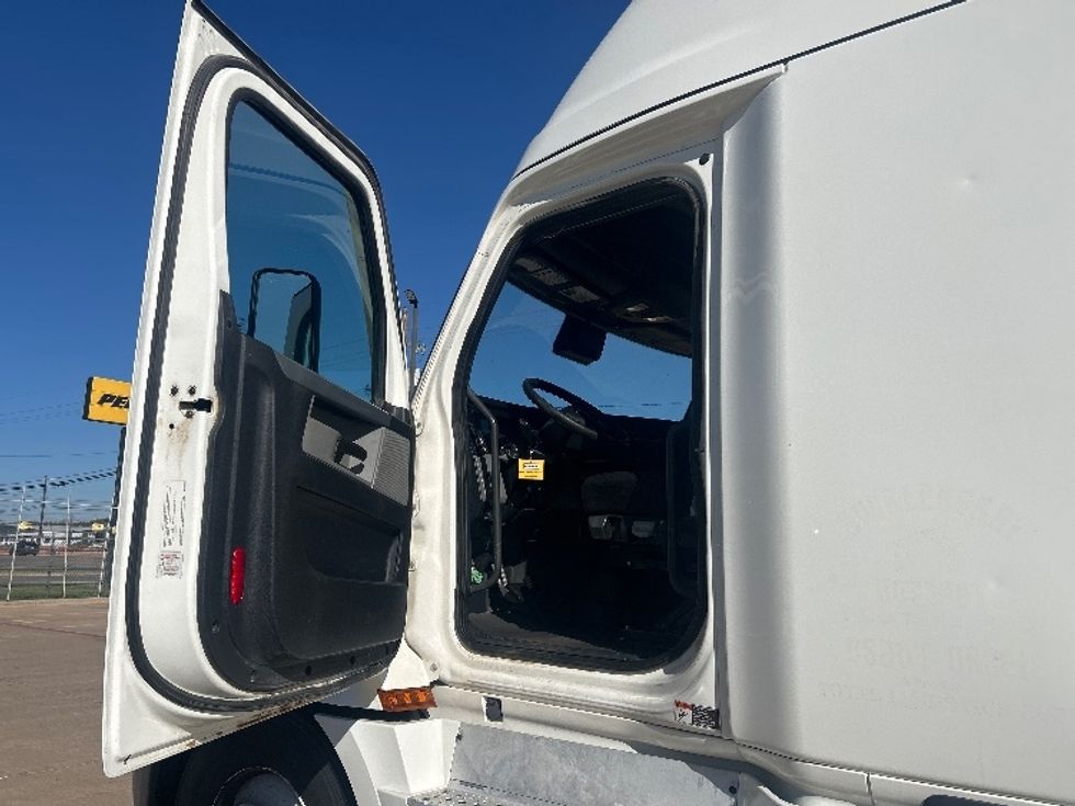 Sleeper Tractor-Heavy Duty Tractors-Freightliner-2020-T12664ST-Lubbock-TX-469,584\n\t\tmiles-$ 72,500 - Image 9