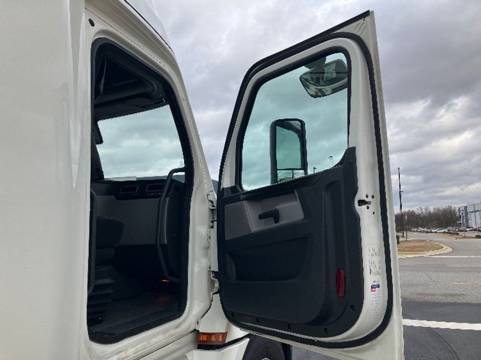 Sleeper Tractor-Heavy Duty Tractors-Freightliner-2020-T12664ST-Madison-AL-623,841\n\t\tmiles-$ 56,750 - Image 13