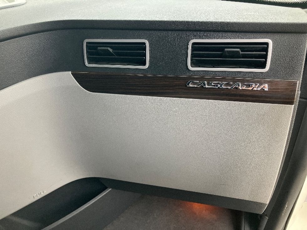 Sleeper Tractor-Heavy Duty Tractors-Freightliner-2020-T12664ST-Madison-AL-623,841\n\t\tmiles-$ 56,750 - Image 14