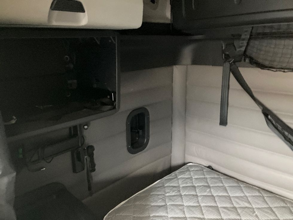 Sleeper Tractor-Heavy Duty Tractors-Freightliner-2020-T12664ST-Madison-AL-623,841\n\t\tmiles-$ 56,750 - Image 18