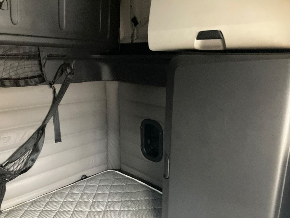 Sleeper Tractor-Heavy Duty Tractors-Freightliner-2020-T12664ST-Madison-AL-623,841\n\t\tmiles-$ 56,750 - Image 19