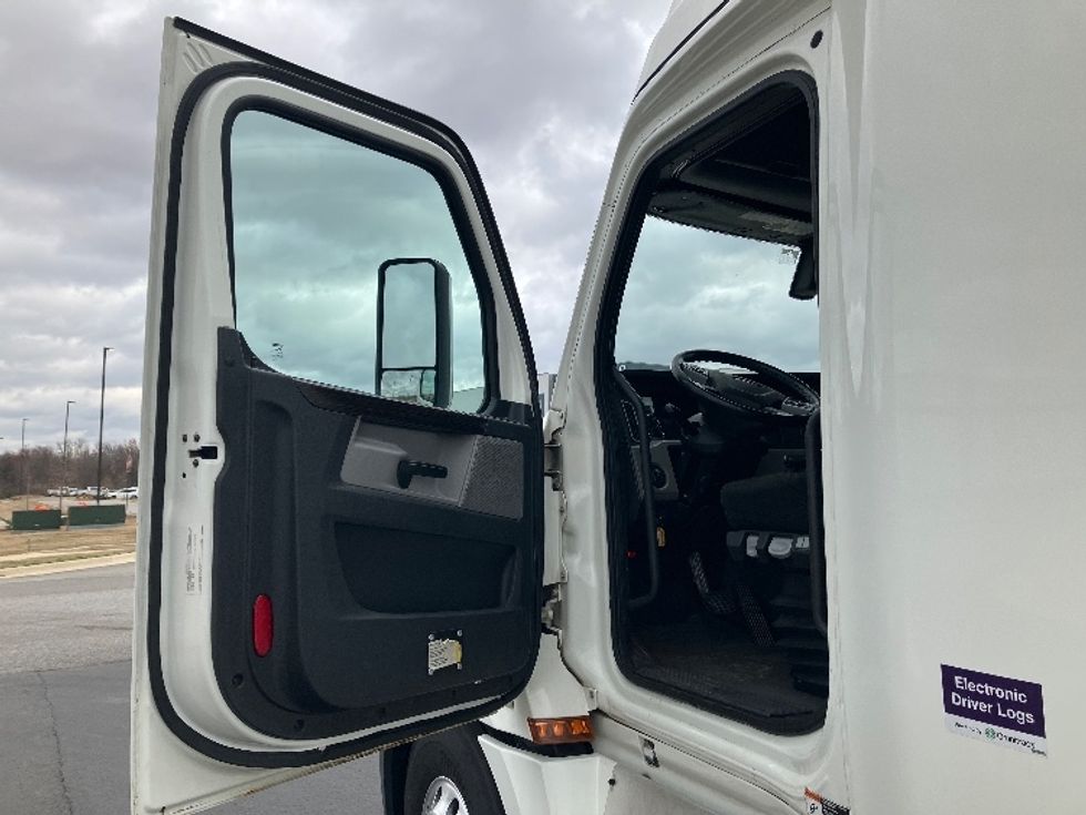 Sleeper Tractor-Heavy Duty Tractors-Freightliner-2020-T12664ST-Madison-AL-623,841\n\t\tmiles-$ 56,750 - Image 9