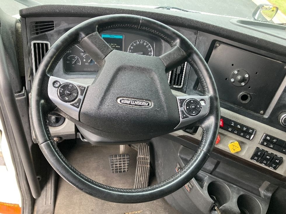 Sleeper Tractor-Heavy Duty Tractors-Freightliner-2020-T12664ST-Madison-AL-632,578\n\t\tmiles-$ 56,000 - Image 11