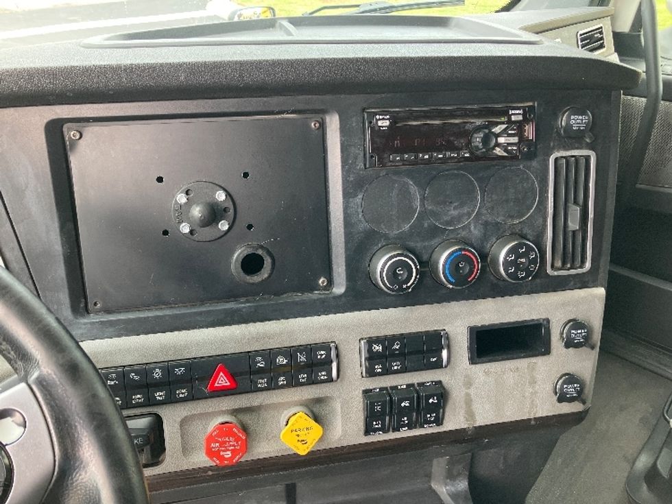 Sleeper Tractor-Heavy Duty Tractors-Freightliner-2020-T12664ST-Madison-AL-632,578\n\t\tmiles-$ 56,000 - Image 12