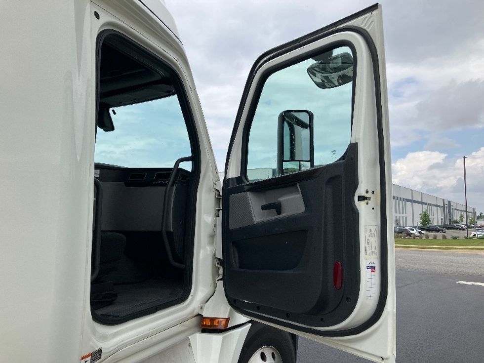 Sleeper Tractor-Heavy Duty Tractors-Freightliner-2020-T12664ST-Madison-AL-632,578\n\t\tmiles-$ 56,000 - Image 13