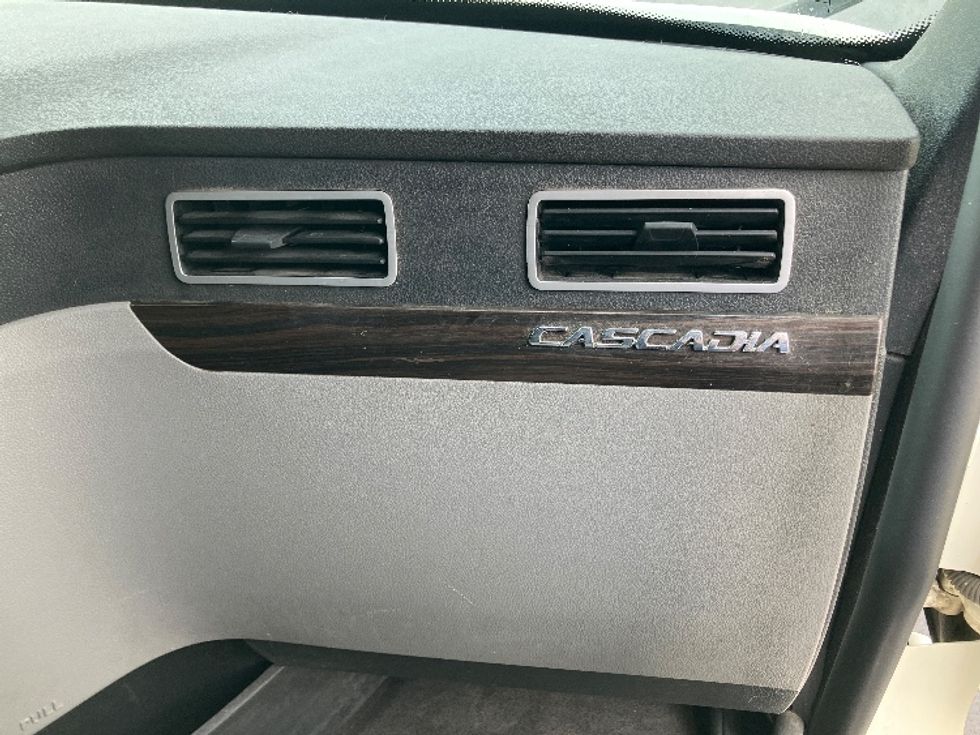 Sleeper Tractor-Heavy Duty Tractors-Freightliner-2020-T12664ST-Madison-AL-632,578\n\t\tmiles-$ 56,000 - Image 14