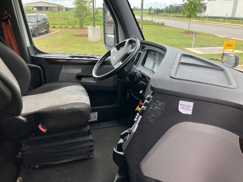 Sleeper Tractor-Heavy Duty Tractors-Freightliner-2020-T12664ST-Madison-AL-632,578\n\t\tmiles-$ 56,000 - Image 15