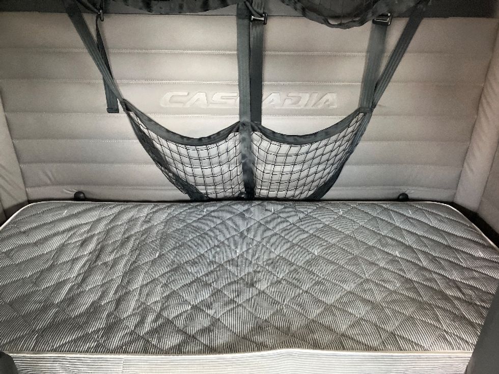 Sleeper Tractor-Heavy Duty Tractors-Freightliner-2020-T12664ST-Madison-AL-632,578\n\t\tmiles-$ 56,000 - Image 16