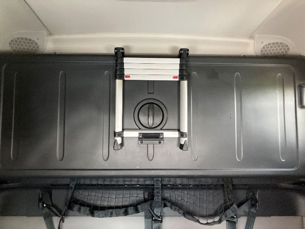 Sleeper Tractor-Heavy Duty Tractors-Freightliner-2020-T12664ST-Madison-AL-632,578\n\t\tmiles-$ 56,000 - Image 17