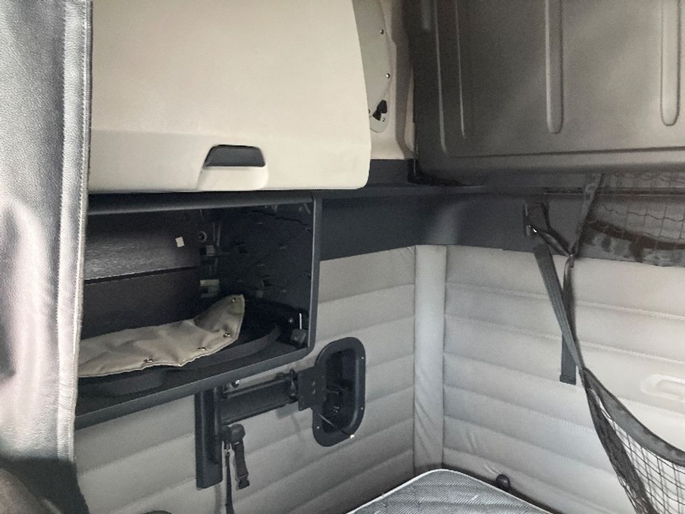 Sleeper Tractor-Heavy Duty Tractors-Freightliner-2020-T12664ST-Madison-AL-632,578\n\t\tmiles-$ 56,000 - Image 18