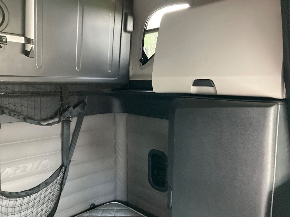 Sleeper Tractor-Heavy Duty Tractors-Freightliner-2020-T12664ST-Madison-AL-632,578\n\t\tmiles-$ 56,000 - Image 19