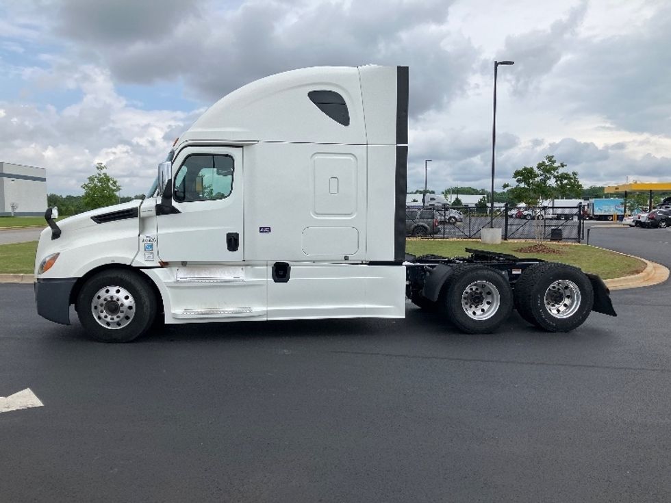 Sleeper Tractor-Heavy Duty Tractors-Freightliner-2020-T12664ST-Madison-AL-632,578\n\t\tmiles-$ 56,000 - Image 4