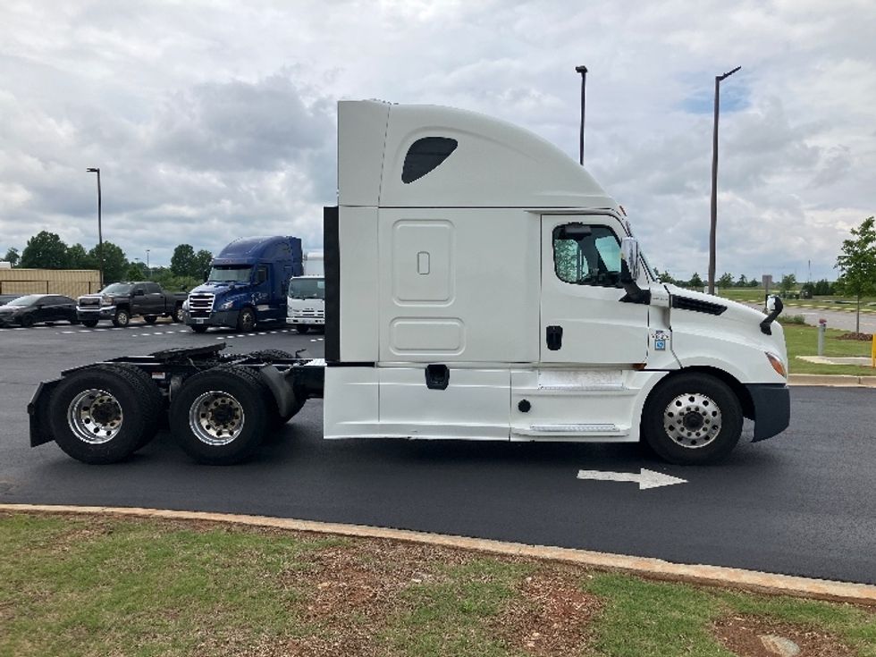 Sleeper Tractor-Heavy Duty Tractors-Freightliner-2020-T12664ST-Madison-AL-632,578\n\t\tmiles-$ 56,000 - Image 8