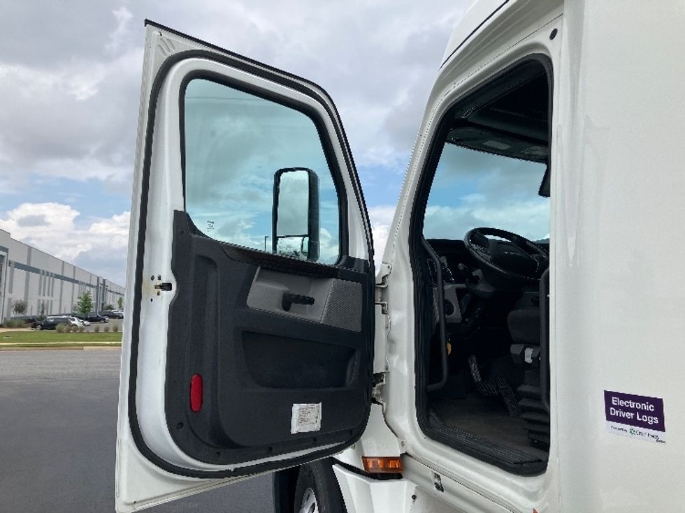 Sleeper Tractor-Heavy Duty Tractors-Freightliner-2020-T12664ST-Madison-AL-632,578\n\t\tmiles-$ 56,000 - Image 9