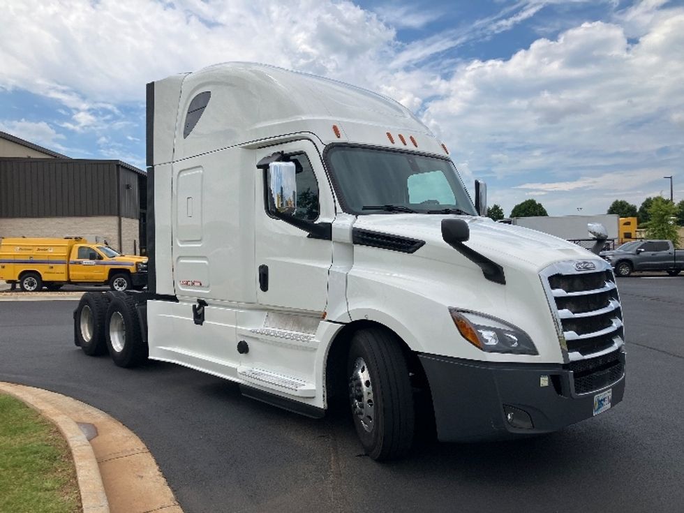 Sleeper Tractor-Heavy Duty Tractors-Freightliner-2020-T12664ST-Madison-AL-638,746\n\t\tmiles-$ 55,750 - Image 1