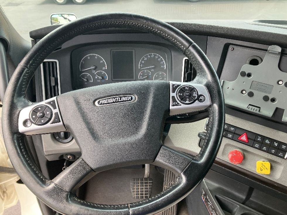 Sleeper Tractor-Heavy Duty Tractors-Freightliner-2020-T12664ST-Madison-AL-638,746\n\t\tmiles-$ 55,750 - Image 11