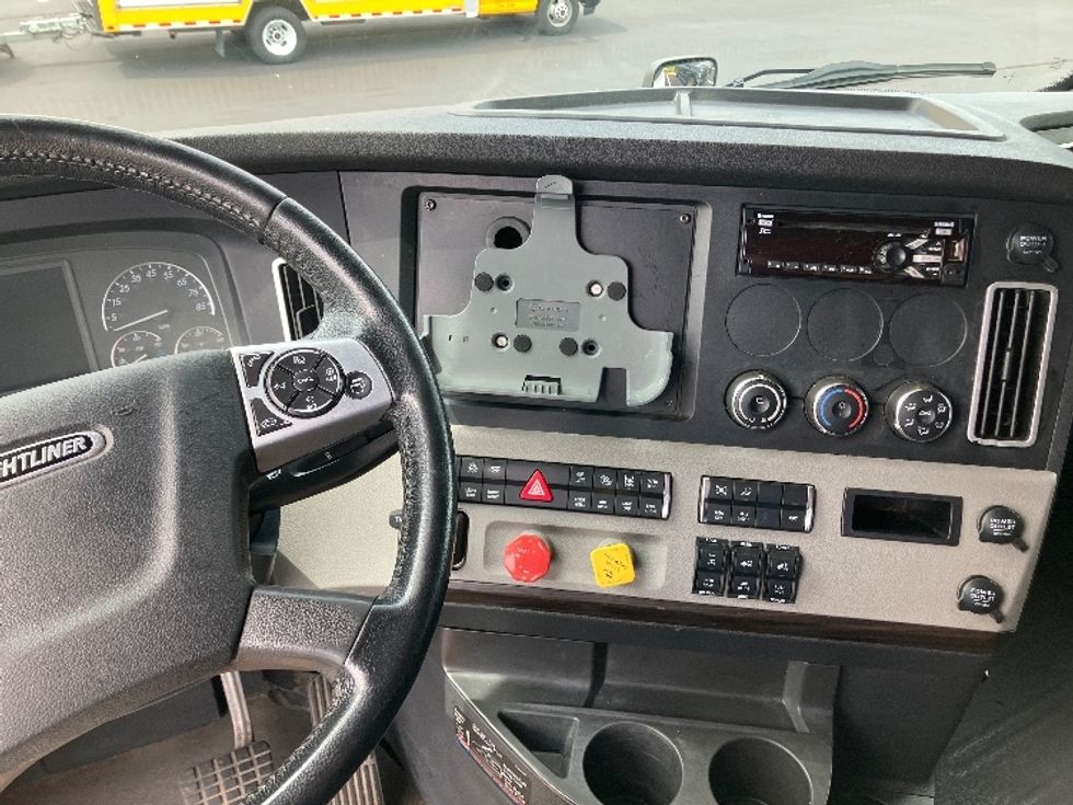 Sleeper Tractor-Heavy Duty Tractors-Freightliner-2020-T12664ST-Madison-AL-638,746\n\t\tmiles-$ 55,750 - Image 12