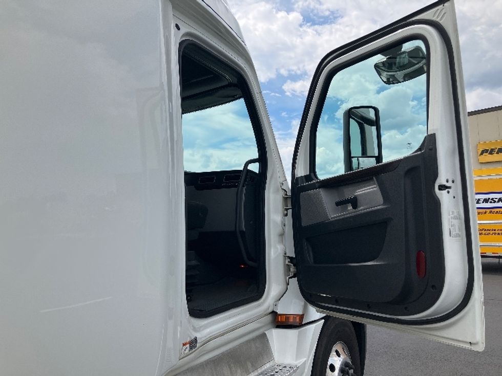 Sleeper Tractor-Heavy Duty Tractors-Freightliner-2020-T12664ST-Madison-AL-638,746\n\t\tmiles-$ 55,750 - Image 13