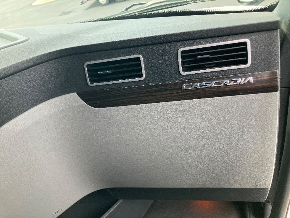 Sleeper Tractor-Heavy Duty Tractors-Freightliner-2020-T12664ST-Madison-AL-638,746\n\t\tmiles-$ 55,750 - Image 14