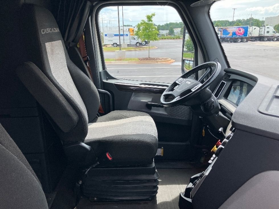 Sleeper Tractor-Heavy Duty Tractors-Freightliner-2020-T12664ST-Madison-AL-638,746\n\t\tmiles-$ 55,750 - Image 15