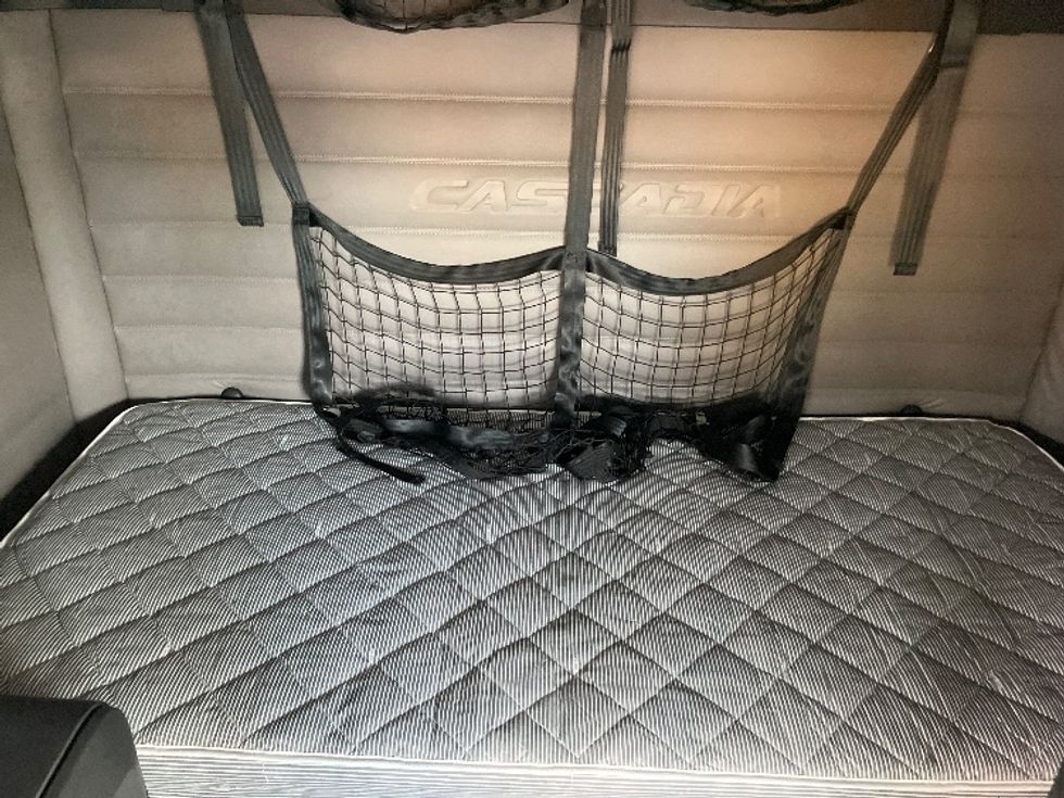 Sleeper Tractor-Heavy Duty Tractors-Freightliner-2020-T12664ST-Madison-AL-638,746\n\t\tmiles-$ 55,750 - Image 16