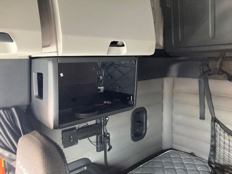 Sleeper Tractor-Heavy Duty Tractors-Freightliner-2020-T12664ST-Madison-AL-638,746\n\t\tmiles-$ 55,750 - Image 18