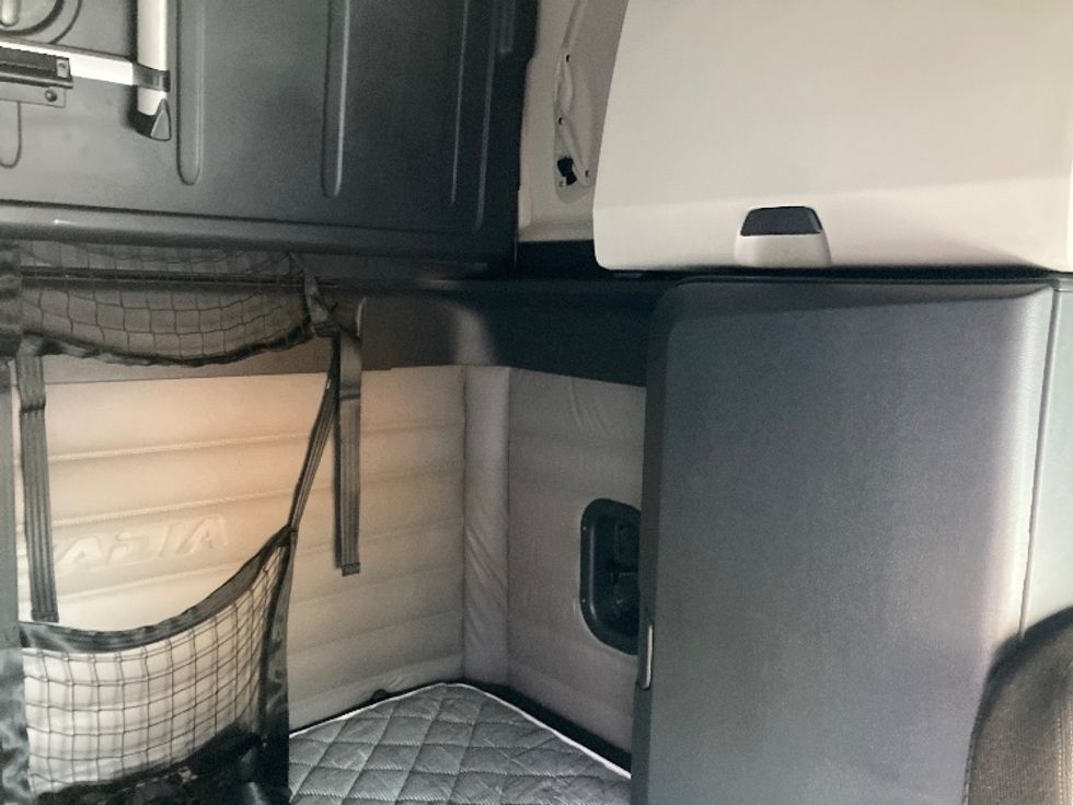 Sleeper Tractor-Heavy Duty Tractors-Freightliner-2020-T12664ST-Madison-AL-638,746\n\t\tmiles-$ 55,750 - Image 19