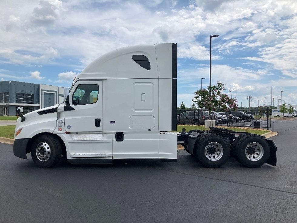 Sleeper Tractor-Heavy Duty Tractors-Freightliner-2020-T12664ST-Madison-AL-638,746\n\t\tmiles-$ 55,750 - Image 4