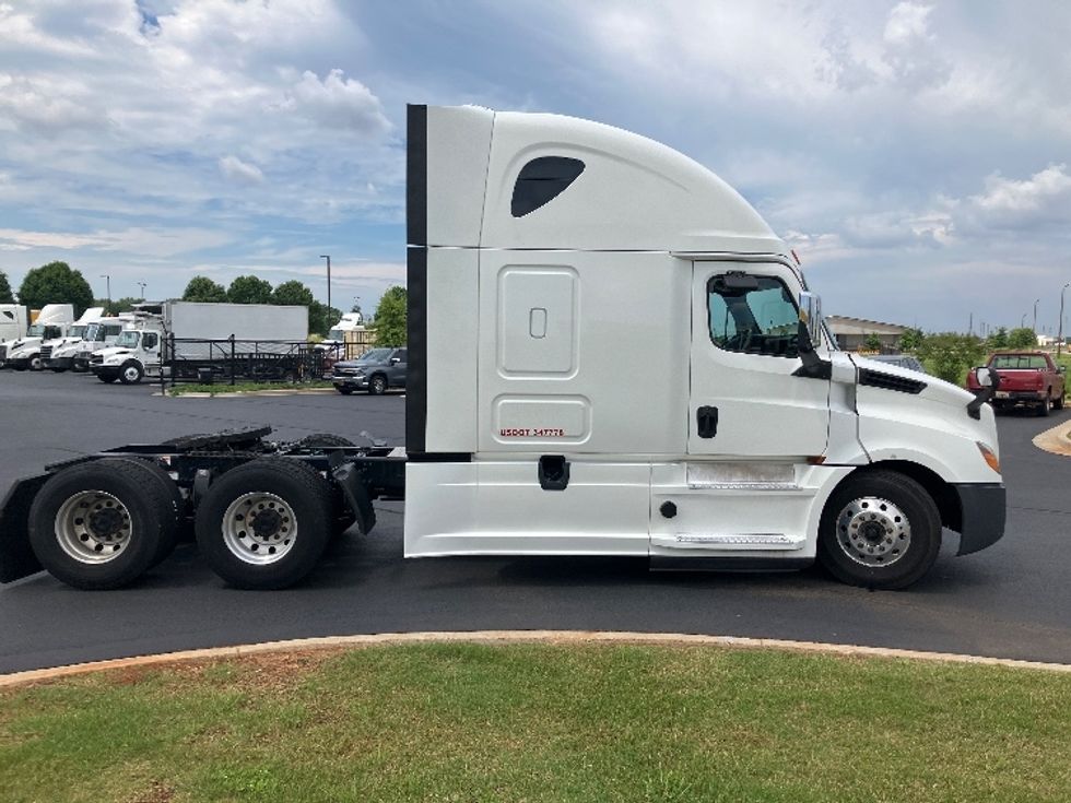 Sleeper Tractor-Heavy Duty Tractors-Freightliner-2020-T12664ST-Madison-AL-638,746\n\t\tmiles-$ 55,750 - Image 8