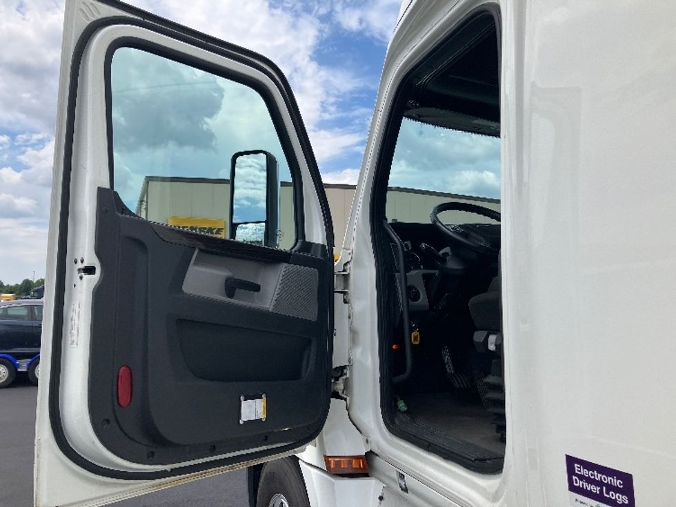 Sleeper Tractor-Heavy Duty Tractors-Freightliner-2020-T12664ST-Madison-AL-638,746\n\t\tmiles-$ 55,750 - Image 9