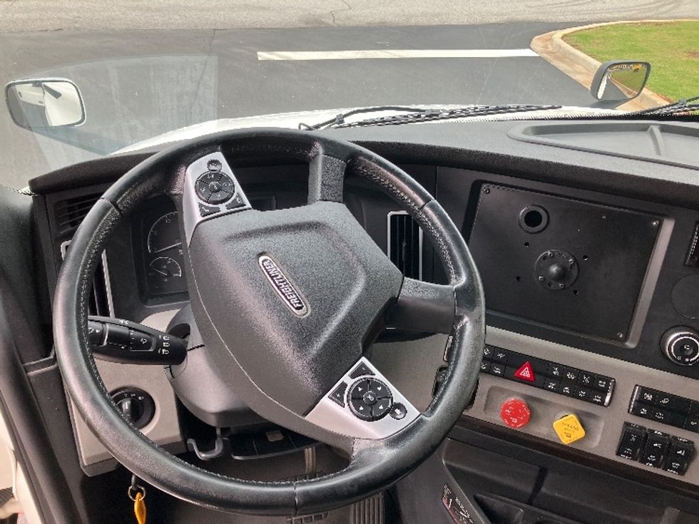 Sleeper Tractor-Heavy Duty Tractors-Freightliner-2020-T12664ST-Madison-AL-645,522\n\t\tmiles-$ 54,750 - Image 11