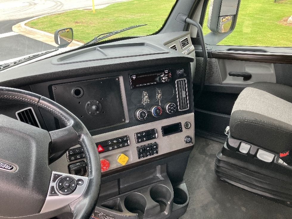Sleeper Tractor-Heavy Duty Tractors-Freightliner-2020-T12664ST-Madison-AL-645,522\n\t\tmiles-$ 54,750 - Image 12