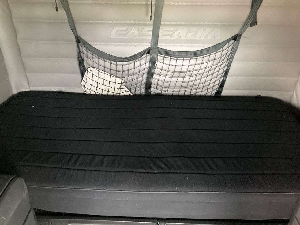 Sleeper Tractor-Heavy Duty Tractors-Freightliner-2020-T12664ST-Madison-AL-645,522\n\t\tmiles-$ 54,750 - Image 16