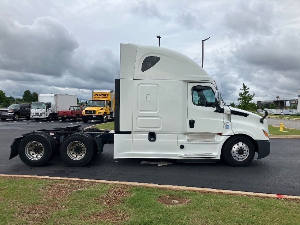 Sleeper Tractor-Heavy Duty Tractors-Freightliner-2020-T12664ST-Madison-AL-645,522\n\t\tmiles-$ 54,750 - Image 8
