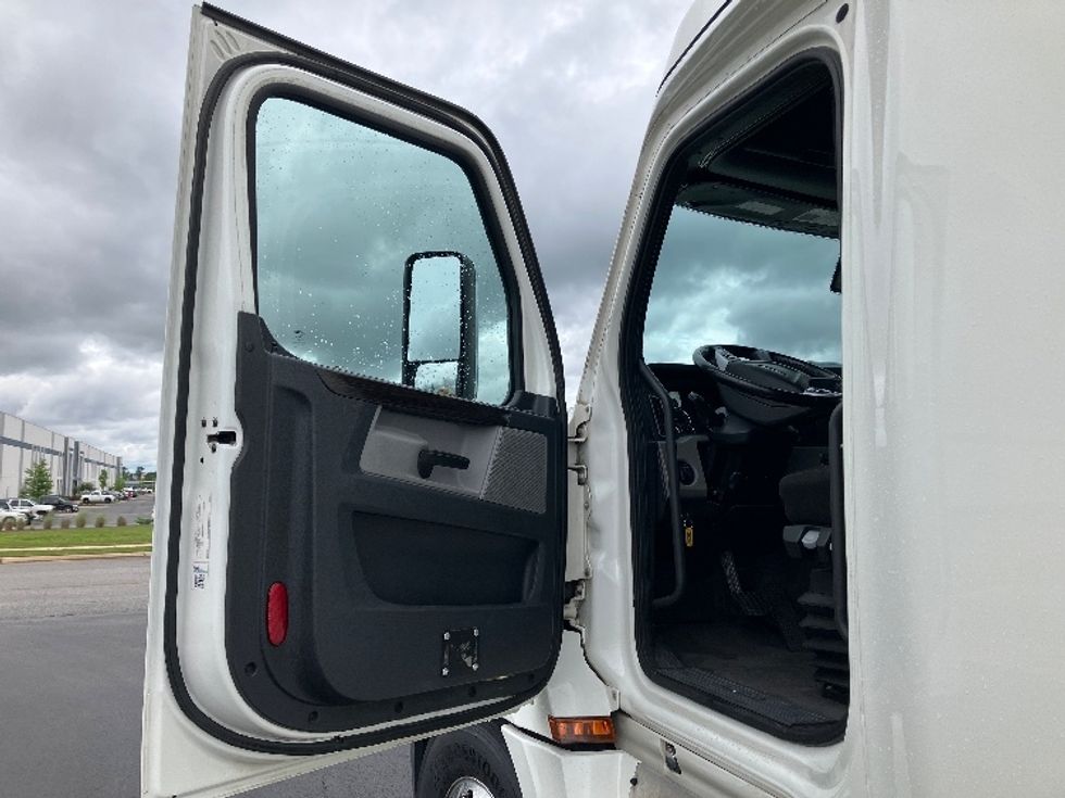 Sleeper Tractor-Heavy Duty Tractors-Freightliner-2020-T12664ST-Madison-AL-645,522\n\t\tmiles-$ 54,750 - Image 9