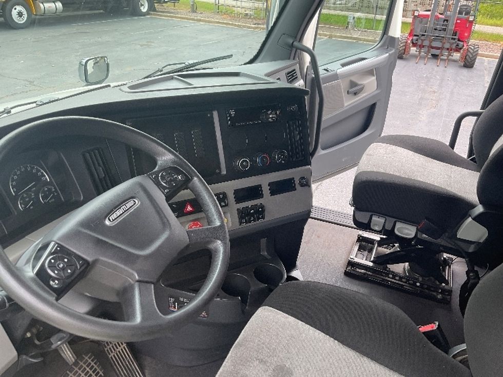 Sleeper Tractor-Heavy Duty Tractors-Freightliner-2020-T12664ST-Mcdonough-GA-524,830\n\t\tmiles-$ 60,500 - Image 10