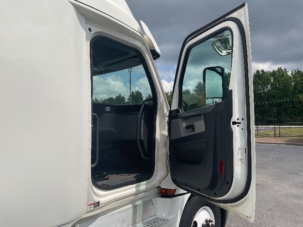 Sleeper Tractor-Heavy Duty Tractors-Freightliner-2020-T12664ST-Mcdonough-GA-524,830\n\t\tmiles-$ 60,500 - Image 13