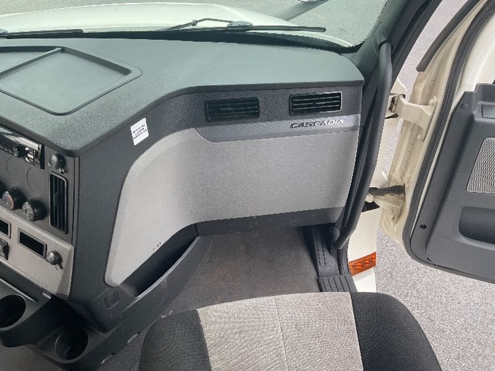 Sleeper Tractor-Heavy Duty Tractors-Freightliner-2020-T12664ST-Mcdonough-GA-524,830\n\t\tmiles-$ 60,500 - Image 14